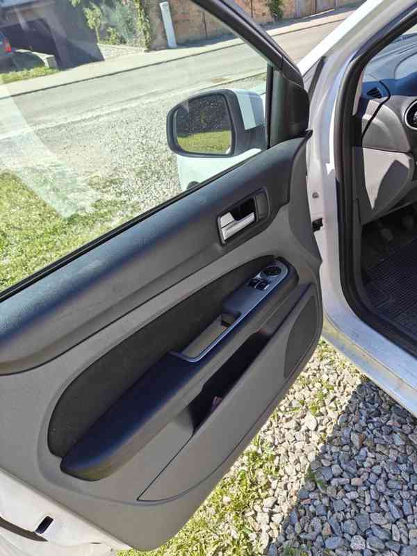 Ford Focus 1,6 - 2010 - foto 17