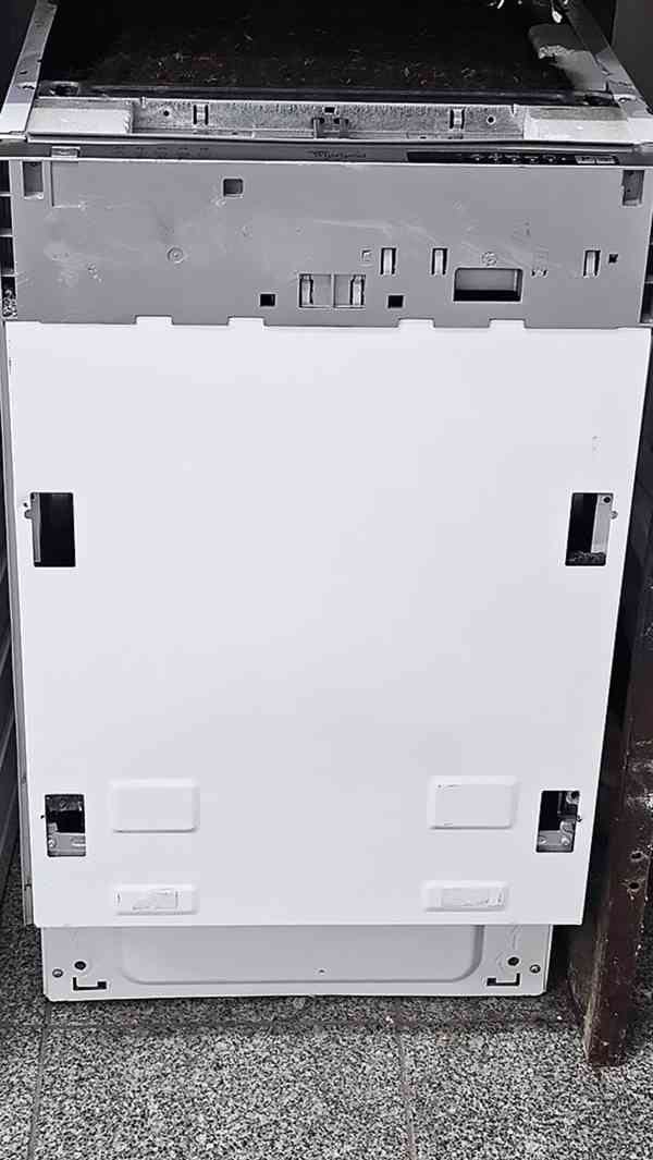 Myčka nádobí plně integrovaná WHIRLPOOL, display