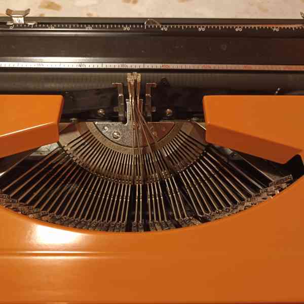 Starý psací stroj - foto 6