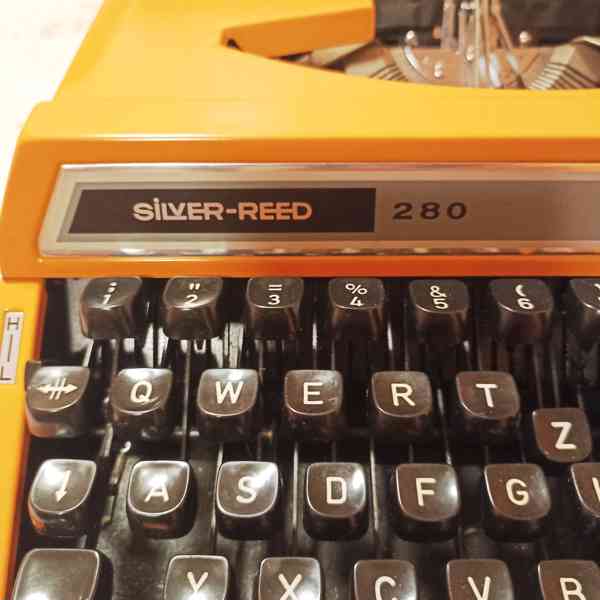 Starý psací stroj - foto 2