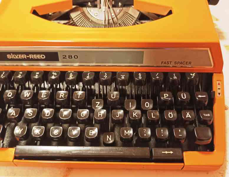 Starý psací stroj - foto 3