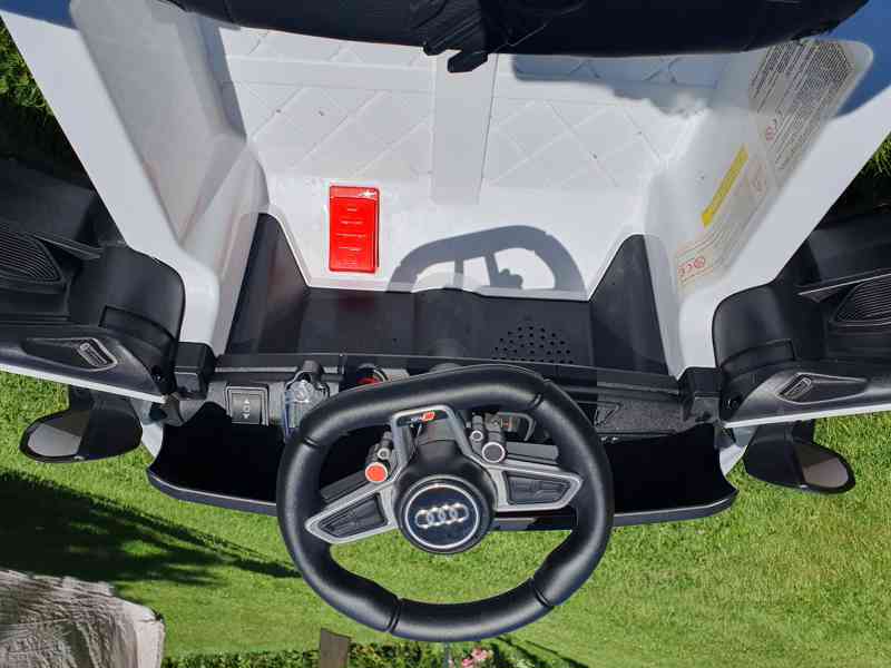 Elektrické auto Audi R8 Spyder - foto 4
