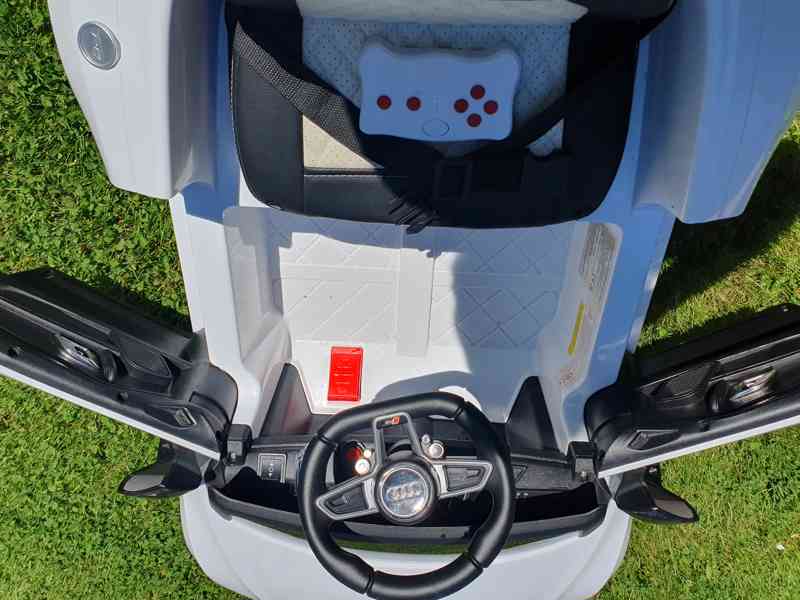 Elektrické auto Audi R8 Spyder - foto 3