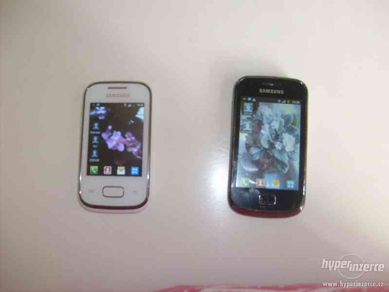 2 mobilní telefony - foto 1
