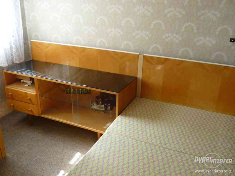 Retro manželská postel se stolky - foto 2