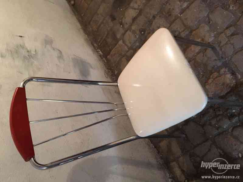 Skleněný jídelní stůl se židlemi - foto 3