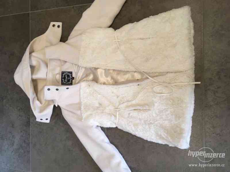 Bílo-krémový kabátek s kapucí a páskem holka 8 let - foto 1