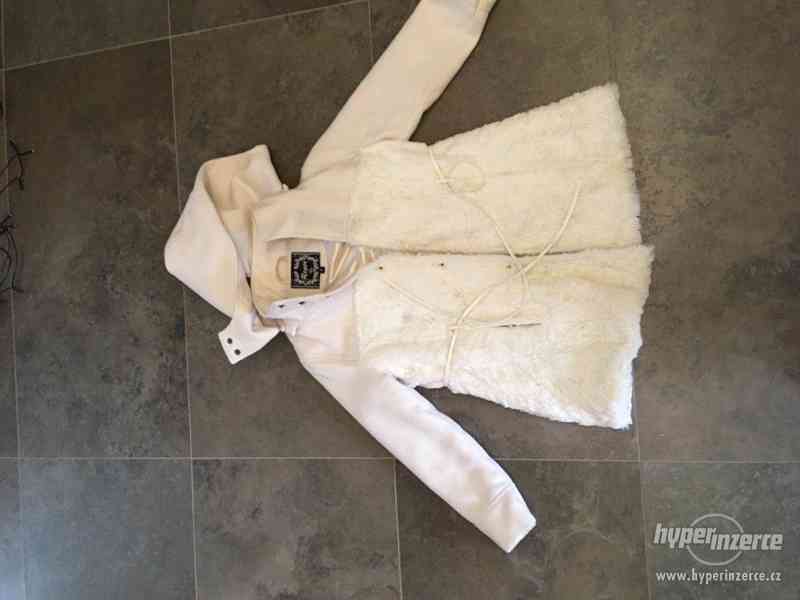Bílo-krémový kabátek s kapucí a páskem holka 8 let - foto 4