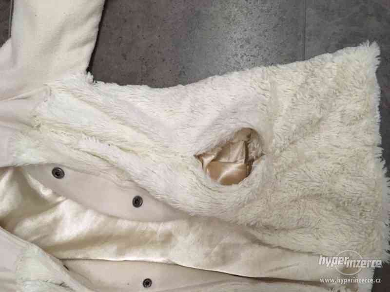Bílo-krémový kabátek s kapucí a páskem holka 8 let - foto 5