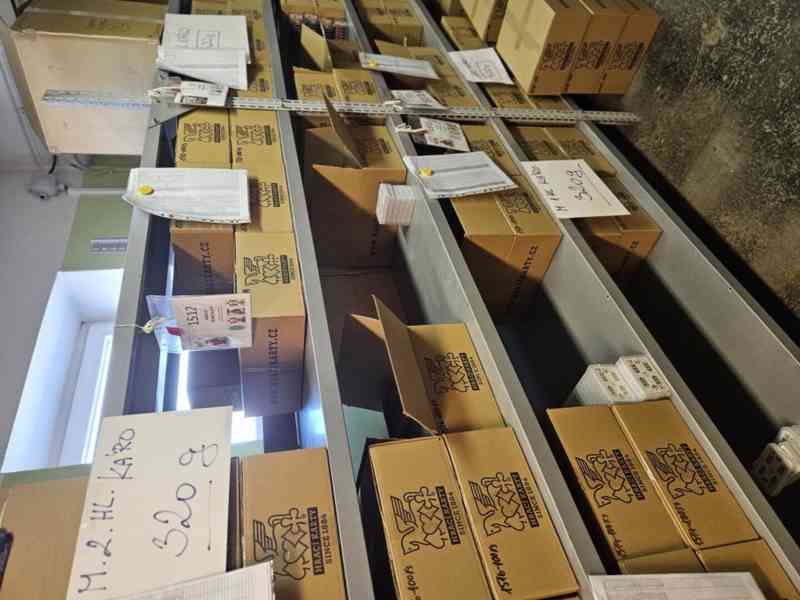 Prodáme regály, stoly, židle, vybavení kanceláře - foto 2