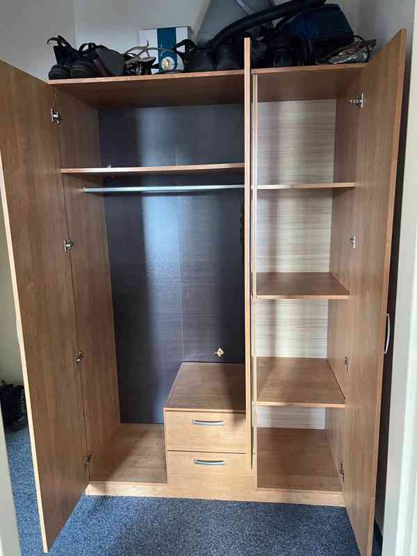 Šatní skříň se zrcadlem prodám - foto 2