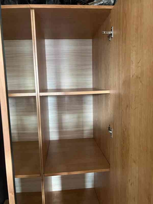 Šatní skříň se zrcadlem prodám - foto 3