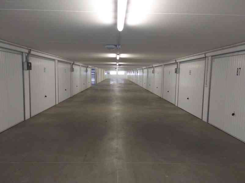 Pronájem části garáže 17 m² pro parkování motocyklu - foto 3