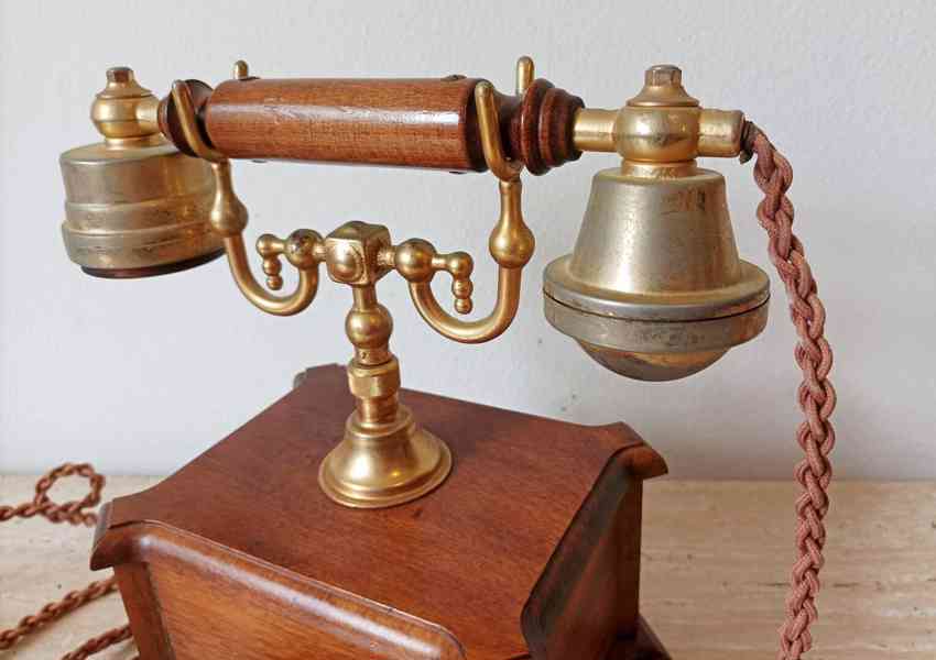 Starožitný elegantní stolní telefon v krásném stavu  - foto 2
