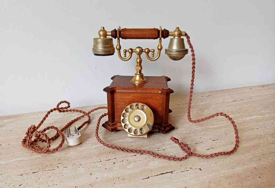 Starožitný elegantní stolní telefon v krásném stavu 