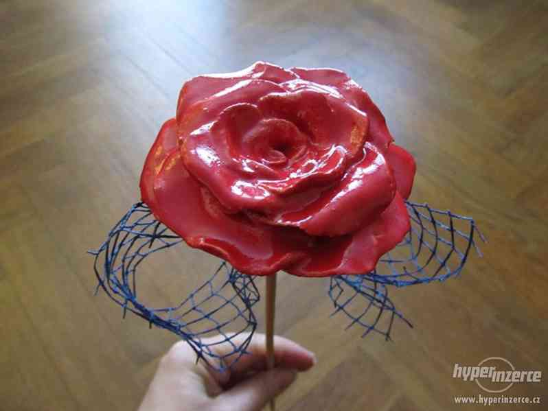 Keramická růže – červená s mašlí - foto 1