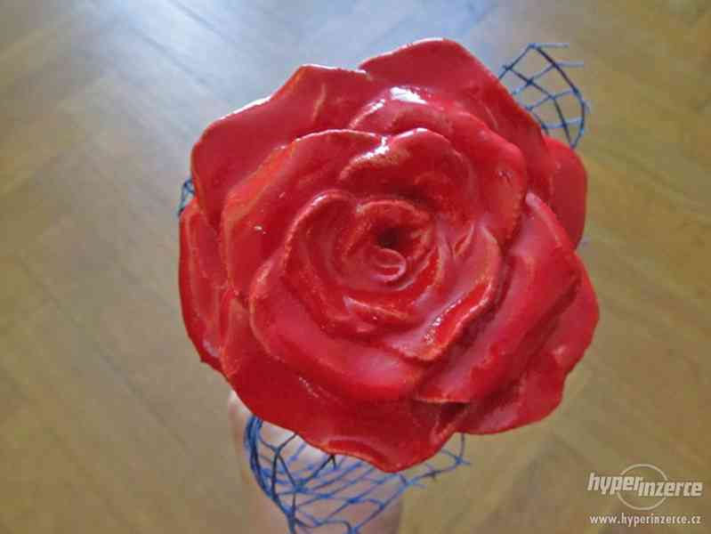 Keramická růže – červená s mašlí - foto 3