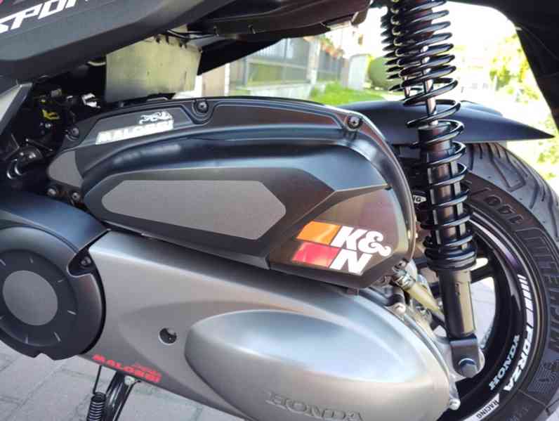 Honda Forza 300 (NF08) 2019-TOP stav,Tuning,včetně doplňků - foto 9