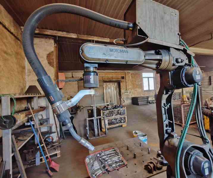 Použitý svařovací robot Motoman XRC, r. v. 2002 - foto 1