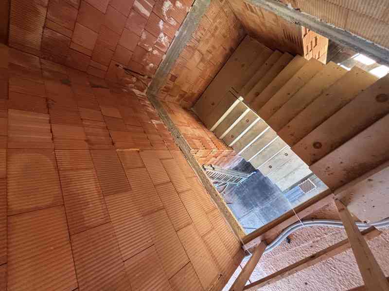 Prodej rozestavěného rodinného domu v klidné části Frymburku - foto 9