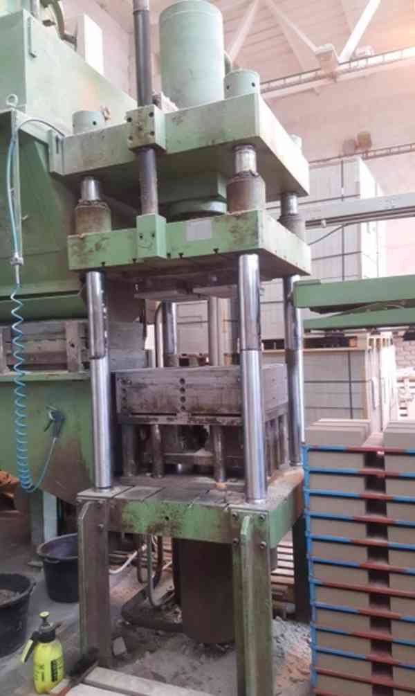 Čtyřsloupový hydr. lis pro lisování keramických materiálů   - foto 3