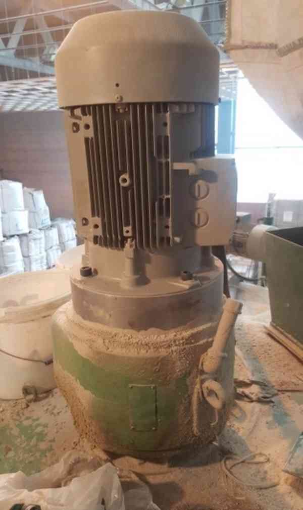 Čtyřsloupový hydr. lis pro lisování keramických materiálů   - foto 12