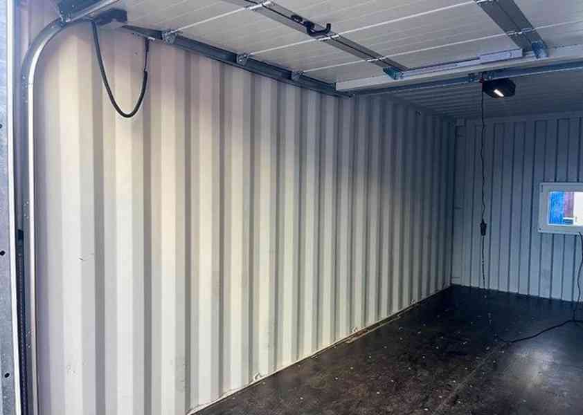 20stopý přepravní kontejner + sekční vrata + okno - foto 12