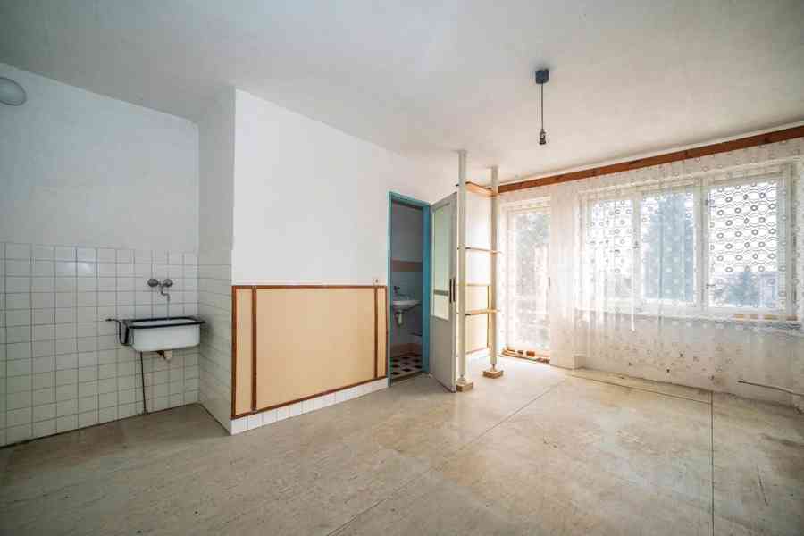 Rodinný dům se dvěma bytovými jednotkami, garáží a zahradou  - foto 17