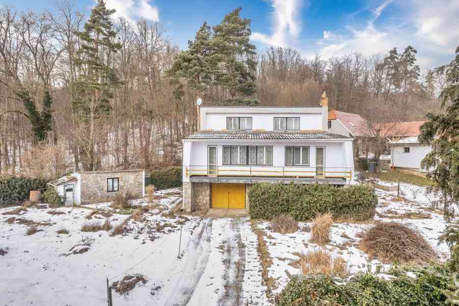 Rodinný dům se dvěma bytovými jednotkami, garáží a zahradou 