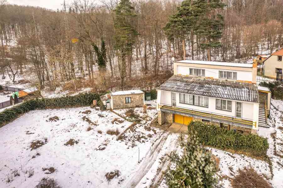 Rodinný dům se dvěma bytovými jednotkami, garáží a zahradou  - foto 3