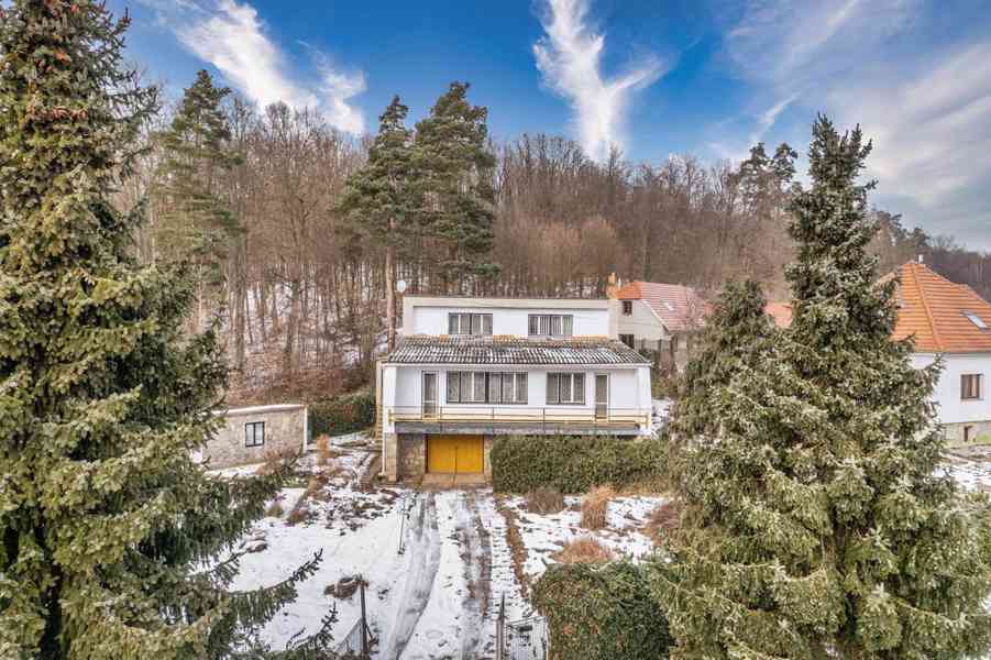 Rodinný dům se dvěma bytovými jednotkami, garáží a zahradou  - foto 2