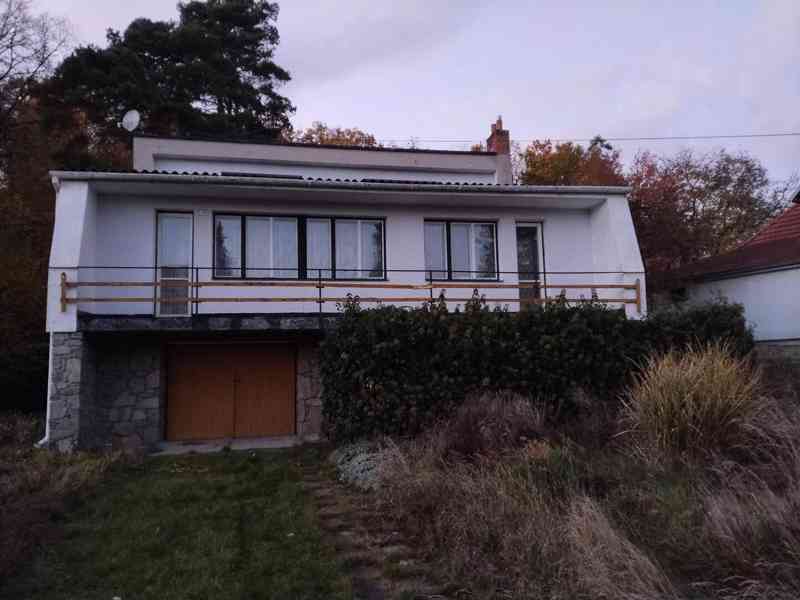 Rodinný dům se dvěma bytovými jednotkami, garáží a zahradou  - foto 18