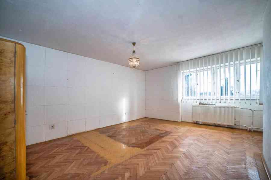 Rodinný dům se dvěma bytovými jednotkami, garáží a zahradou  - foto 13