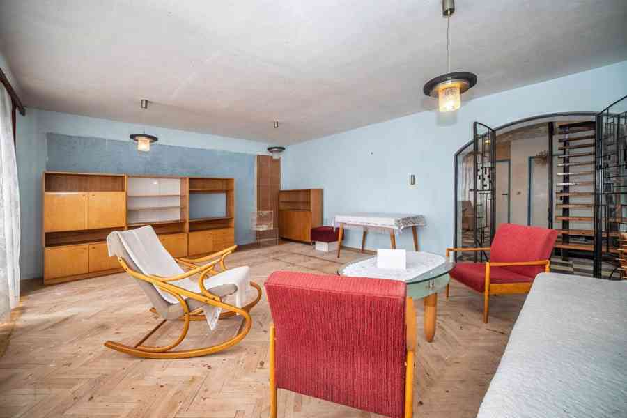 Rodinný dům se dvěma bytovými jednotkami, garáží a zahradou  - foto 7