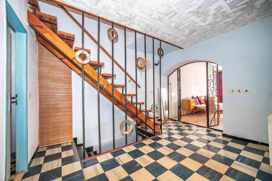 Rodinný dům se dvěma bytovými jednotkami, garáží a zahradou  - foto 10