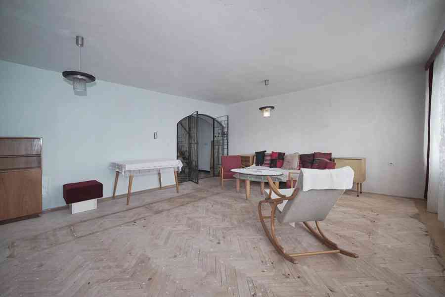 Rodinný dům se dvěma bytovými jednotkami, garáží a zahradou  - foto 8