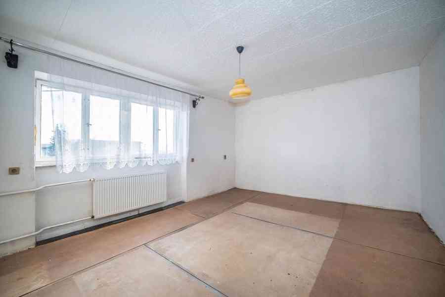 Rodinný dům se dvěma bytovými jednotkami, garáží a zahradou  - foto 15