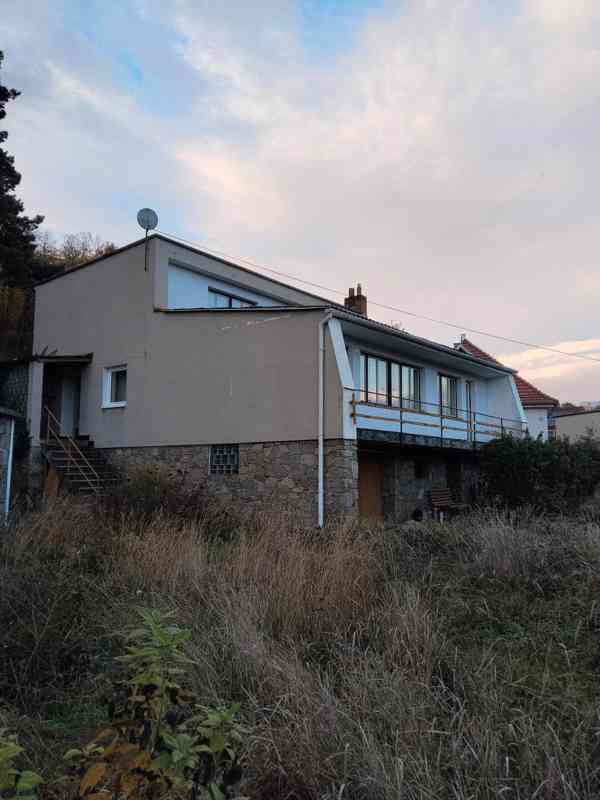 Rodinný dům se dvěma bytovými jednotkami, garáží a zahradou  - foto 19