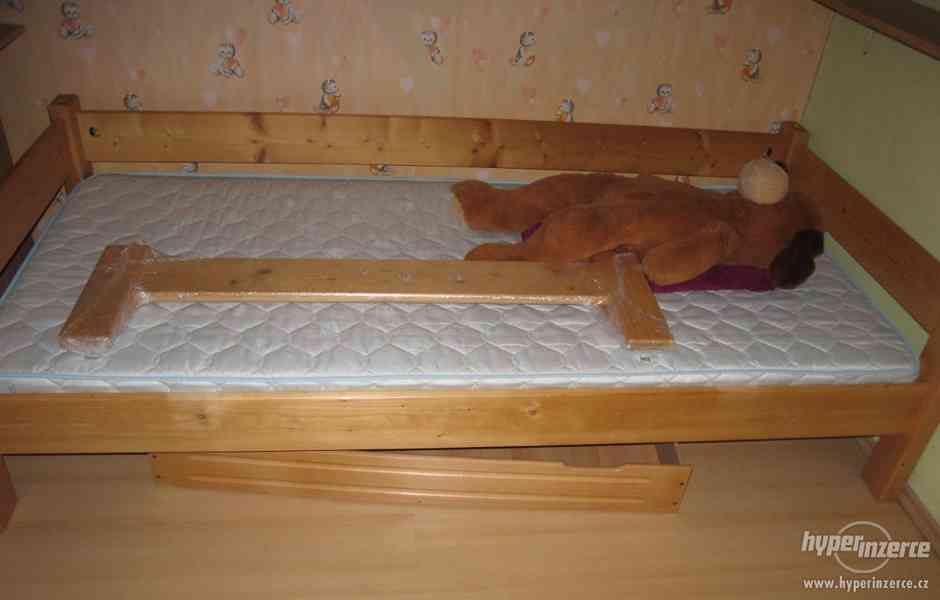 Dětská postel,  dřevěný masív se zástěnou a úložným prostore - foto 1