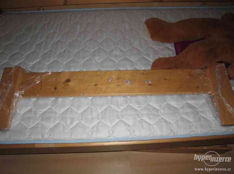 Dětská postel,  dřevěný masív se zástěnou a úložným prostore - foto 2