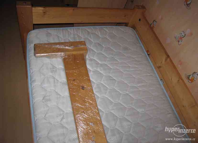 Dětská postel,  dřevěný masív se zástěnou a úložným prostore - foto 3