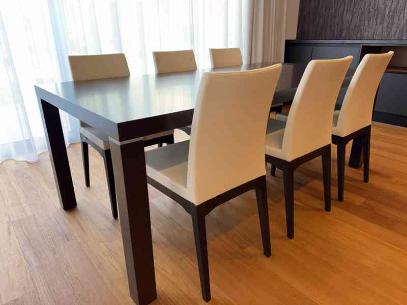 Hanák jídelní stůl s 6 Hanák kožených židlí  - foto 2