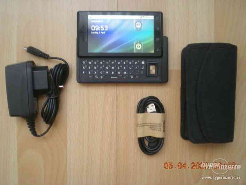 Motorola Milestone - dotykový telefon s QWERTY klávesnicí - foto 1