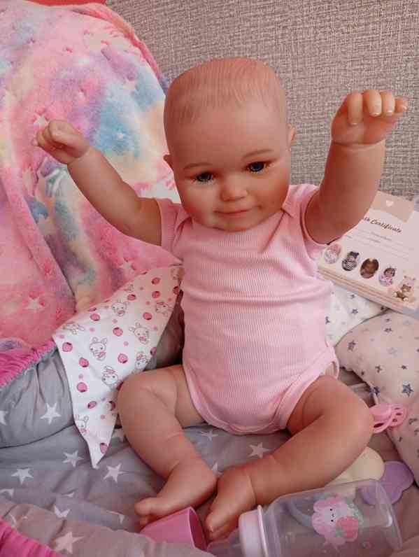 Realistická Reborn panenka usměvavá holčička Maddie  - foto 9