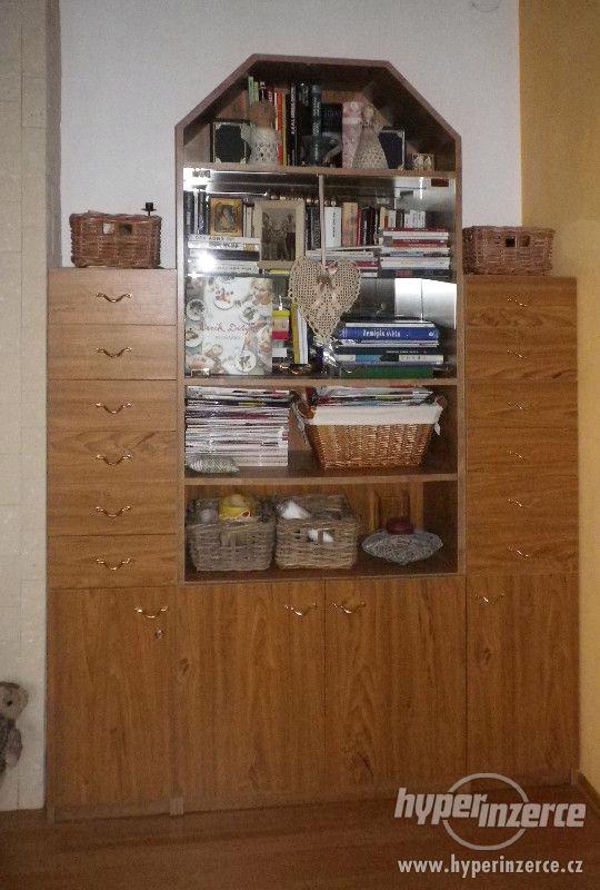 Rohová obývací stěna - foto 3