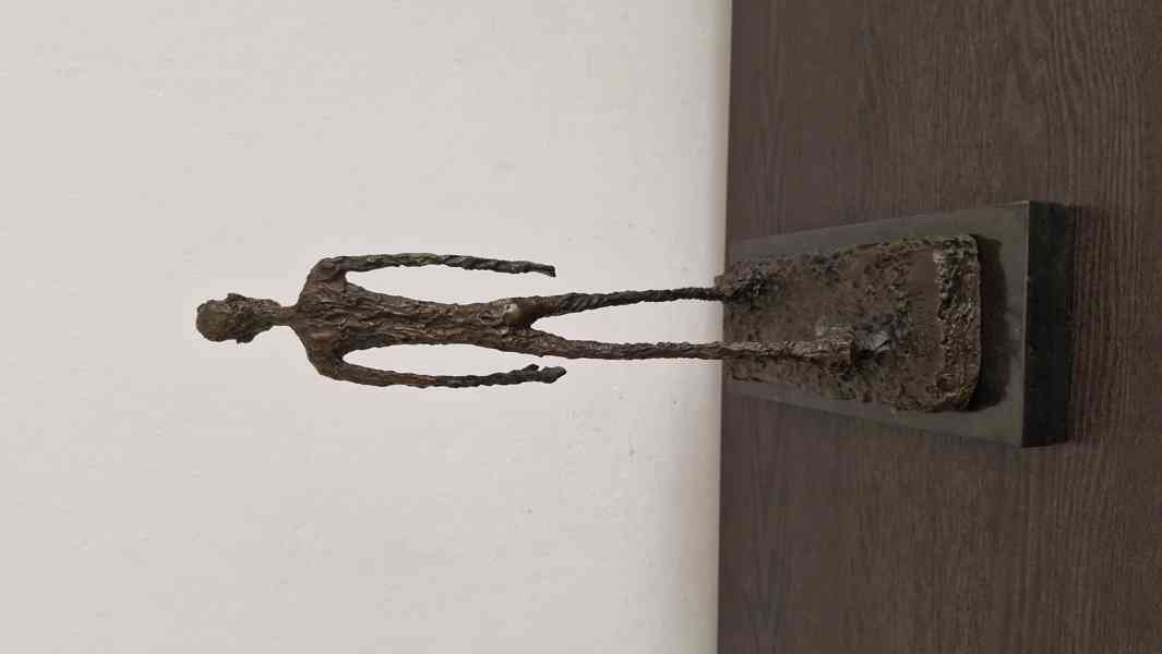Giacometti  - Kráčející  -  bronz - foto 6