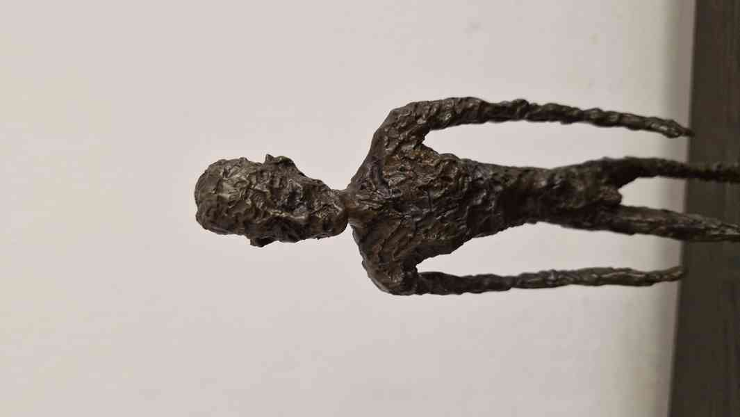 Giacometti  - Kráčející  -  bronz - foto 3