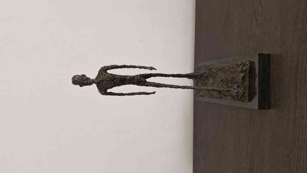 Giacometti  - Kráčející  -  bronz - foto 4