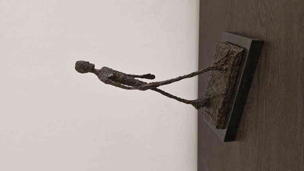 Giacometti  - Kráčející  -  bronz - foto 5