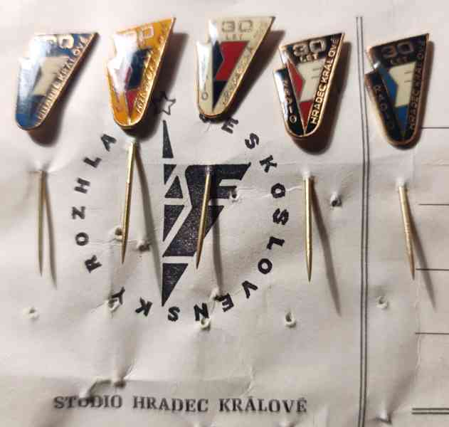 Sada 5 sběratelských odznaků 30 let Radio Hradec Králové - foto 2